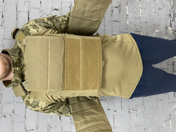 Плитоноска тактична військова для ЗСУ бронежилет Coyote від бренду ISARM з системою кріплення Molle.