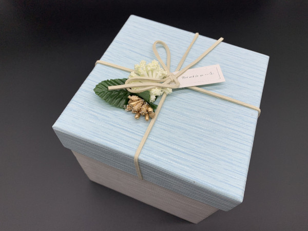 Коробка подарункова з квіточкою і ручками. Колір блакитний. 13х13х13см.