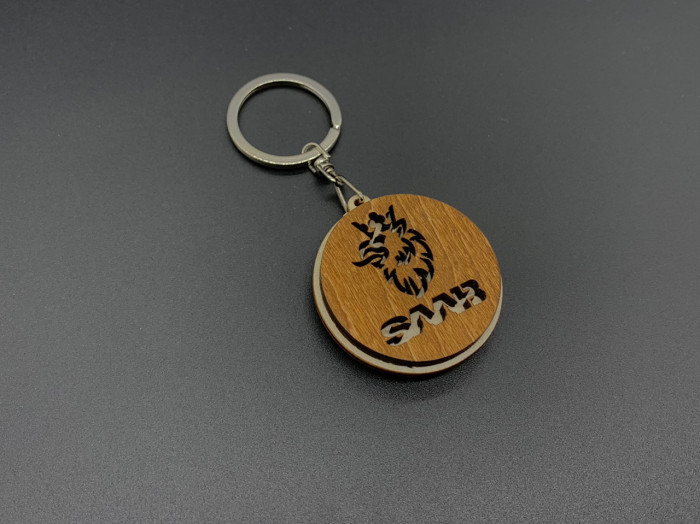 Брелок деревянный Saab. 4.5см