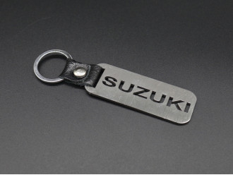 Брелок металевий. Suzuki. 10х2,5см