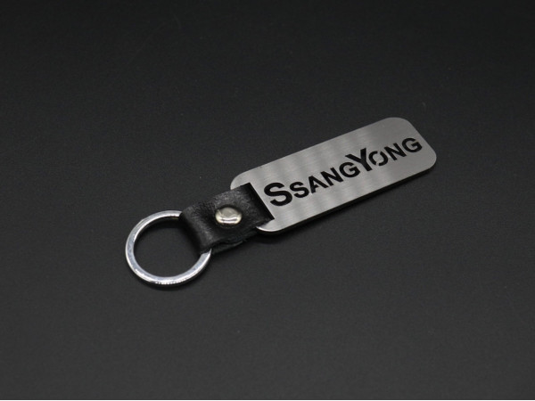 Брелок металевий. SsangYong. 10х2,5см