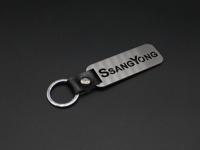 Брелок металевий. SsangYong. 10х2,5см