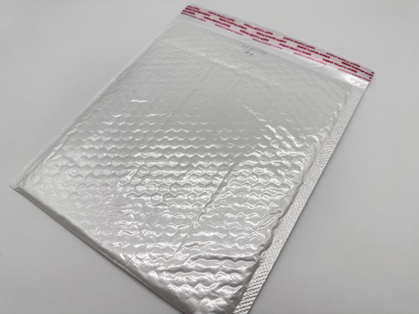 Конверт  Почтовый 22×25+4 .  Бандерольный с воздушной прослойкой  и отрывной лентой. Цвет белий